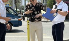 В Бишкеке проводят разъяснительные рейды для самокатчиков