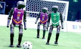 В Пекине состоялся первый в мире футбольный матч между роботами