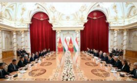 Садыр Жапаров провел переговоры с Эмомали Рахмоном в расширенном формате