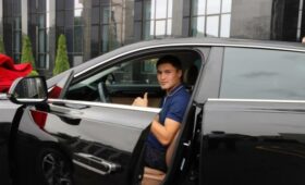 Ташиев подарил автомобиль бронзовому призеру Кубка мира по боксу