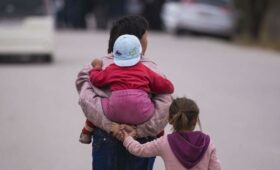 В Кыргызстане начал работу телефон доверия для женщин с детьми