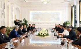 Садыр Жапаров провел переговоры с премьером Таджикистана Кохиром Расулзода в Душанбе