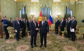 Кто сопровождает Садыра Жапарова на переговорах с Владимиром Путиным? Список