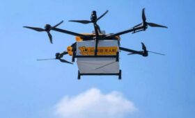 С пика Ленина впервые спустили мусор при помощи дрона