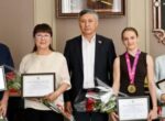 Жогорку Кенеш наградил чемпионку мира по гимнастике Злату Аркатову
