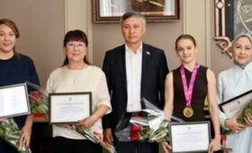 Жогорку Кенеш наградил чемпионку мира по гимнастике Злату Аркатову