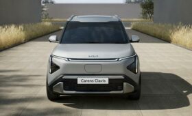 «Престижный» кроссвэн Kia Carens Clavis с другой «начинкой»: продажи начались