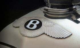 Крылья без бороды: Bentley показала новую эмблему перед дебютом эпохальной новинки