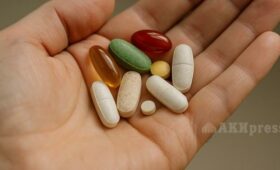 Многие считают витамины и БАДы безвредными, но и у них бывают побочные действия, — фармаколог