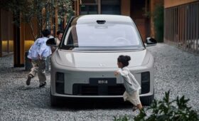 Полноприводный кроссовер Li i8 выходит на рынок: богатые комплектации, вдвое дешевле Model X