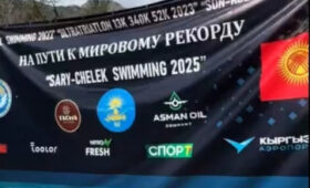 Султан Жумабек уулу установил новый рекорд, переплыв озеро Сары-Челек