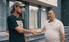 Президент Садыр Жапаров подарил  экоактивисту Андрею  Панаеву  автомобиль