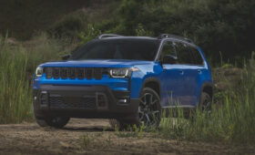 Jeep Cherokee подрос в новом поколении и получил гибридную установку. Цены известны