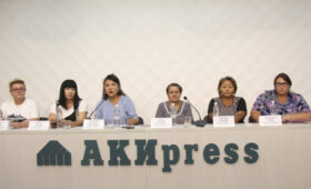 Выпускники просят назвать школу именем экс-директора Василия Гришукова