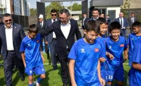 Садыр Жапаров осмотрел новое здание футбольного клуба «Мурас Юнайтед» в Жалал-Абаде