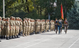 Более 100 курсантов приняли военную присягу перед отправкой за границу