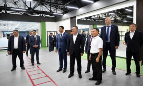 Садыр Жапаров и Николай Валуев посетили новую академию бокса в Жалал-Абаде