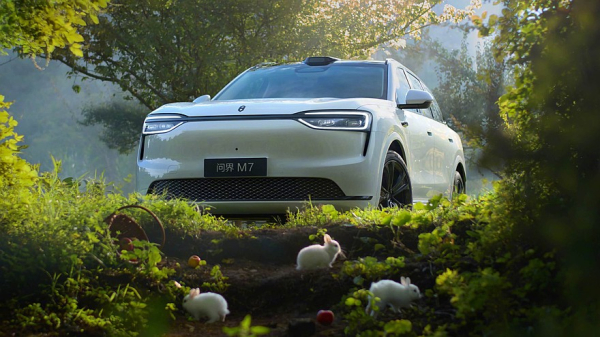 Большой кроссовер AITO M7 второго поколения показался на новых официальных снимках