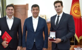 В мэрии Бишкека наградили пловца Дениса Петрашова