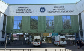 О конфликтах с родственниками, массовых увольнениях и переезде Нацгоспиталя в медгородок — интервью с главврачом Бакытом Тологоновым