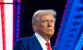 Дональд Трамп вводит новые пошлины для десятков стран