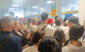 В «Манасе» пассажиры часами ждут паспортного контроля