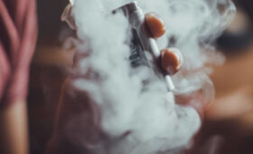 «Опаснее, чем казалось»: появляются новые доказательства вреда вейпинга