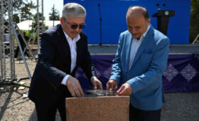 Глава Кабмина заложил капсулу под строительство реабилитационного центра в Тюпском районе