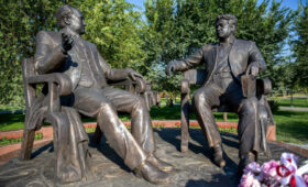 В Бишкеке открыли памятник Чынгызу Айтматову и Мухтару Ауэзову