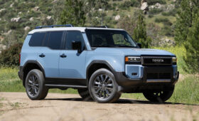 У Toyota Land Cruiser Prado и RAV4 могут появиться электрические версии