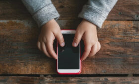 Врач рассказал о профилактике и рисках ухудшения зрения у детей из-за гаджетов