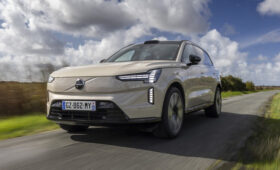 Трёхрядный кроссовер Volvo EX90 получил технические обновки: теперь он заряжается быстрее