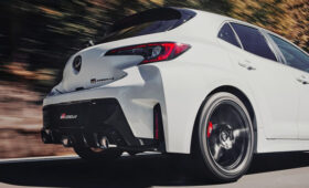 Хот-хэтч Toyota GR Corolla опять доработан: больше клея, воздуха и басов