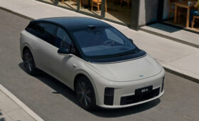 Младший кроссовер Li i6 показал свой салон