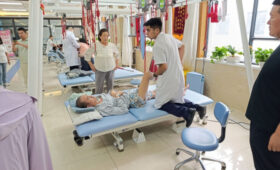 Традиционная медицина в Кашгаре побеждает болезни