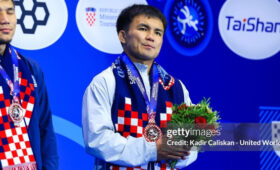 Эрназар Акматалиев обошел Акжола Махмудова по количеству медалей на чемпионатах мира