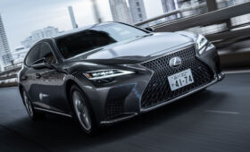 Флагманский седан Lexus LS получил скромные обновки, цены известны