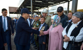 Президент Садыр Жапаров осмотрел автовокзал в городе Балыкчы после ремонта