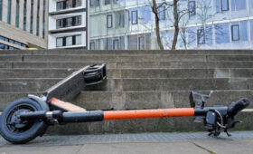 В Казахстане брошенные на дороге электросамокаты увозят на штрафстоянки