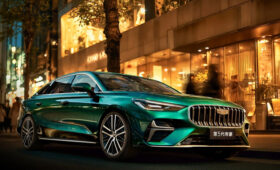 Седан Geely Emgrand нового поколения показался на полноценных фирменных фото