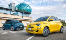 Новый бензиновый Fiat 500: раскрыты технические характеристики и цена дебютной версии