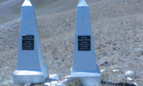 У подножия пика Ленина активисты восстановили обелиск погибшим десантникам