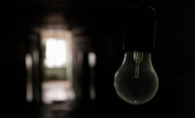 Зимой кыргызстанцам стоит готовиться к перебоям с подачей света?