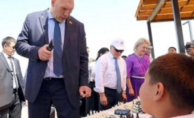 В Джалал-Абаде юные шахматисты сыграли против дуэта Карякина и Валуева