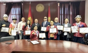 Кыргызских армрестлеров наградили за успехи на чемпионате мира