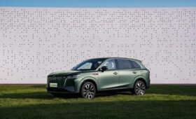 Показан новый кроссовер Hongqi HS6: облик в фирменном стиле и гигантское табло