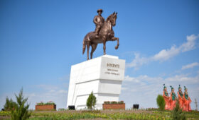 В Бишкеке открыт памятник Нүзүп бию