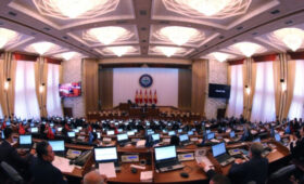 В Жогорку Кенеше собирают подписи за самороспуск парламента