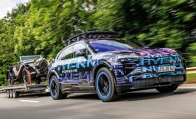 Раскрыт салон нового Porsche Cayenne: экраны, экраны, опять экраны… и подогрев дверей