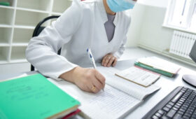 Кабмин предложил приостановить лицензирование дополнительных медицинских образовательных программ